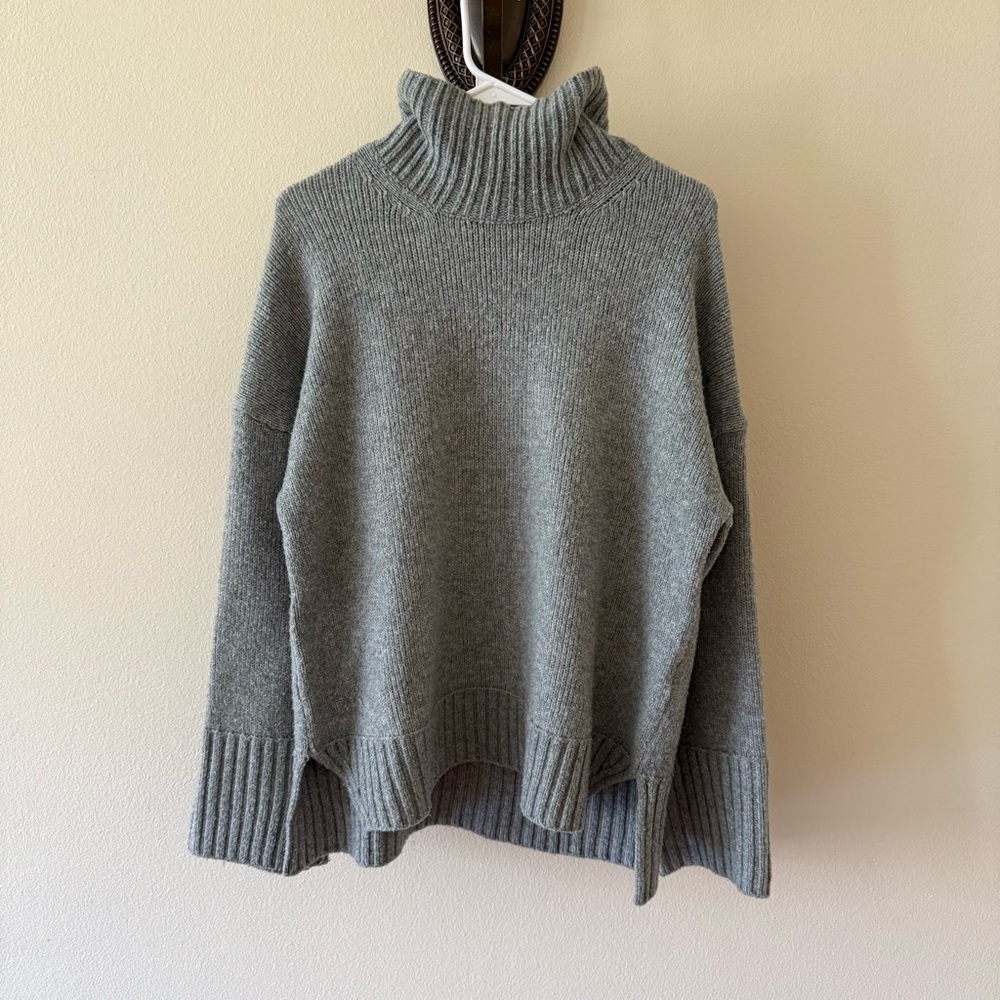 Abercrombie & Fitch Oversized Cozy Gray Turtleneck Sweater